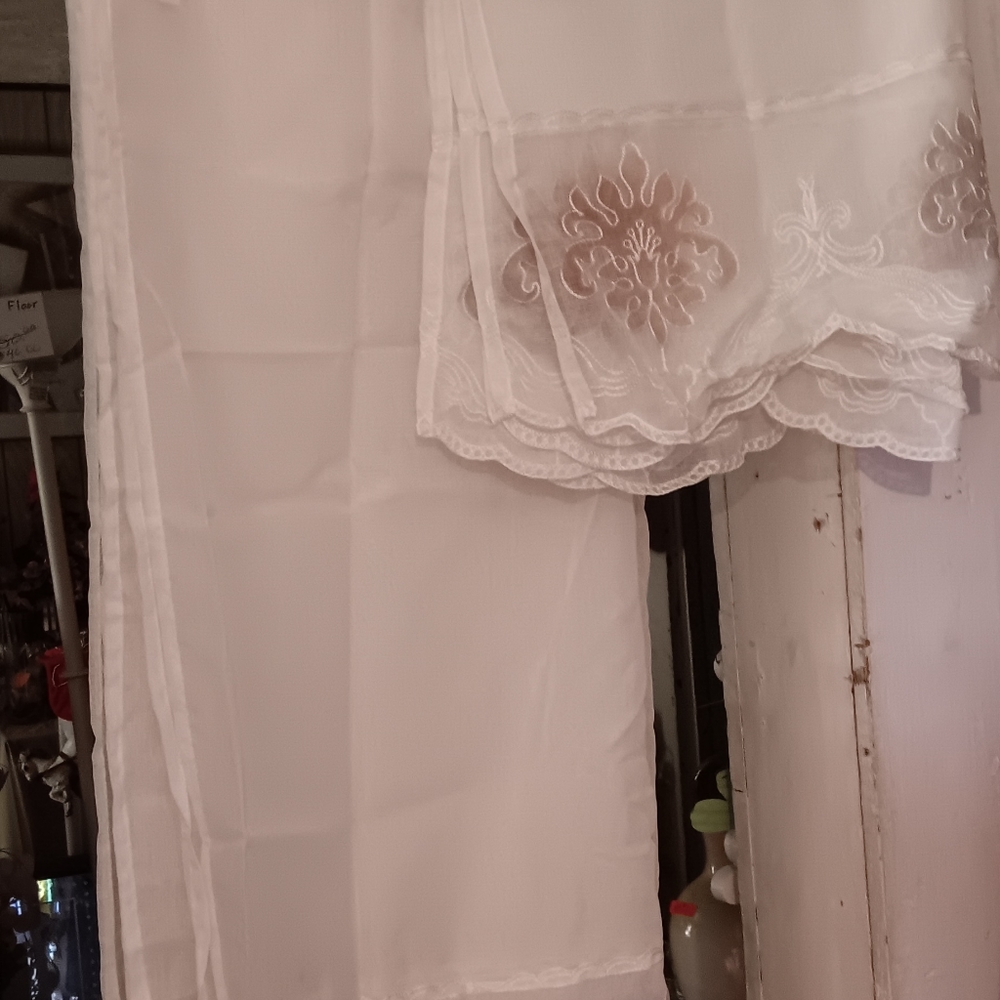 JCPENNEY HOME COLLECTION BEAUTIFUL SHEER CURTAINS. 2 PAIR CURTAINS W/VALANCES.